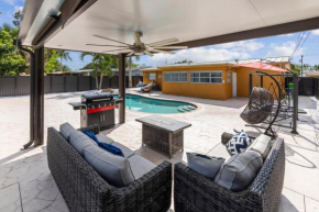 Paradise with private pool Sleeps 10 near the beach